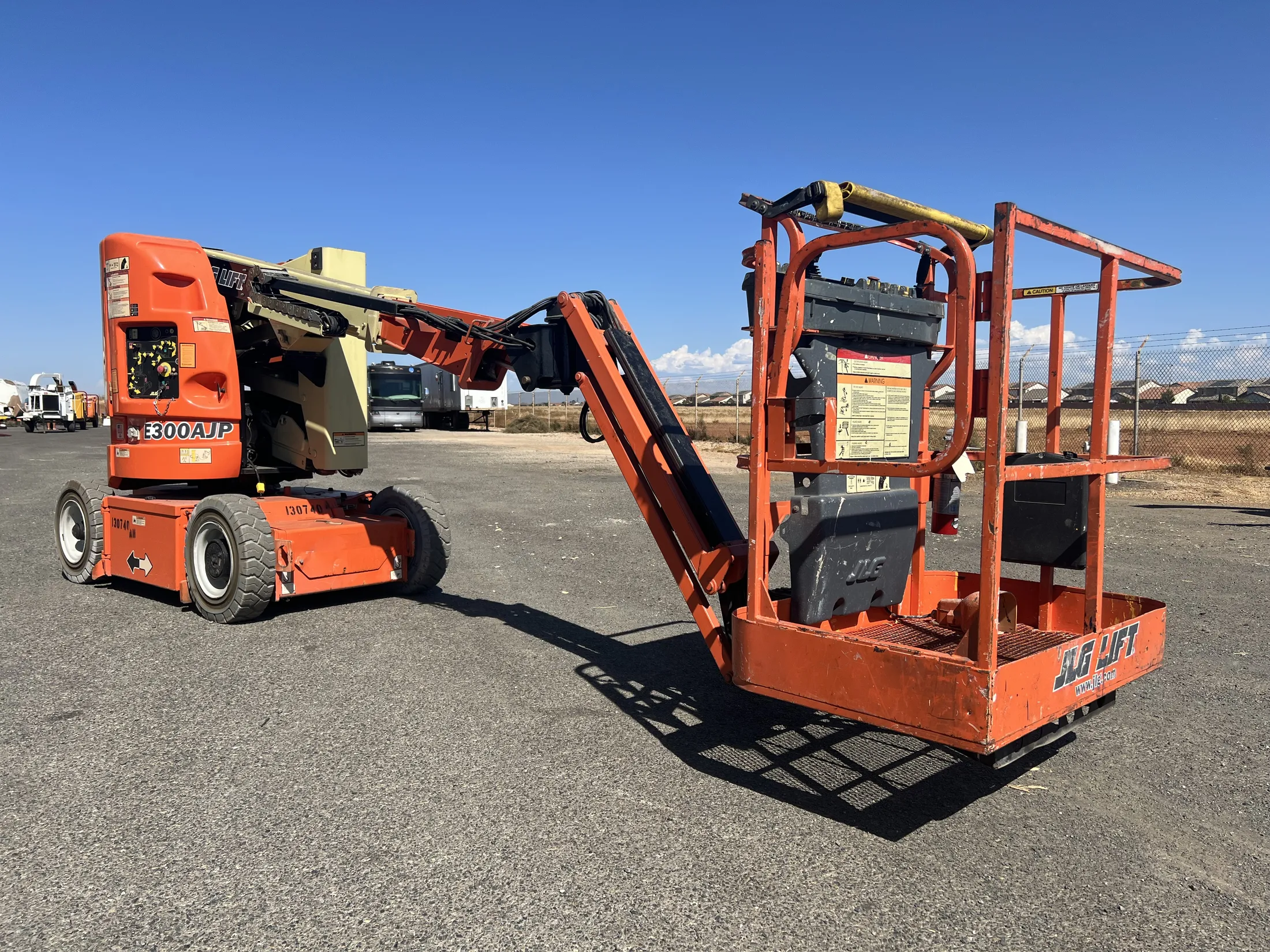 2013 JLG E300AJP — photo 1
