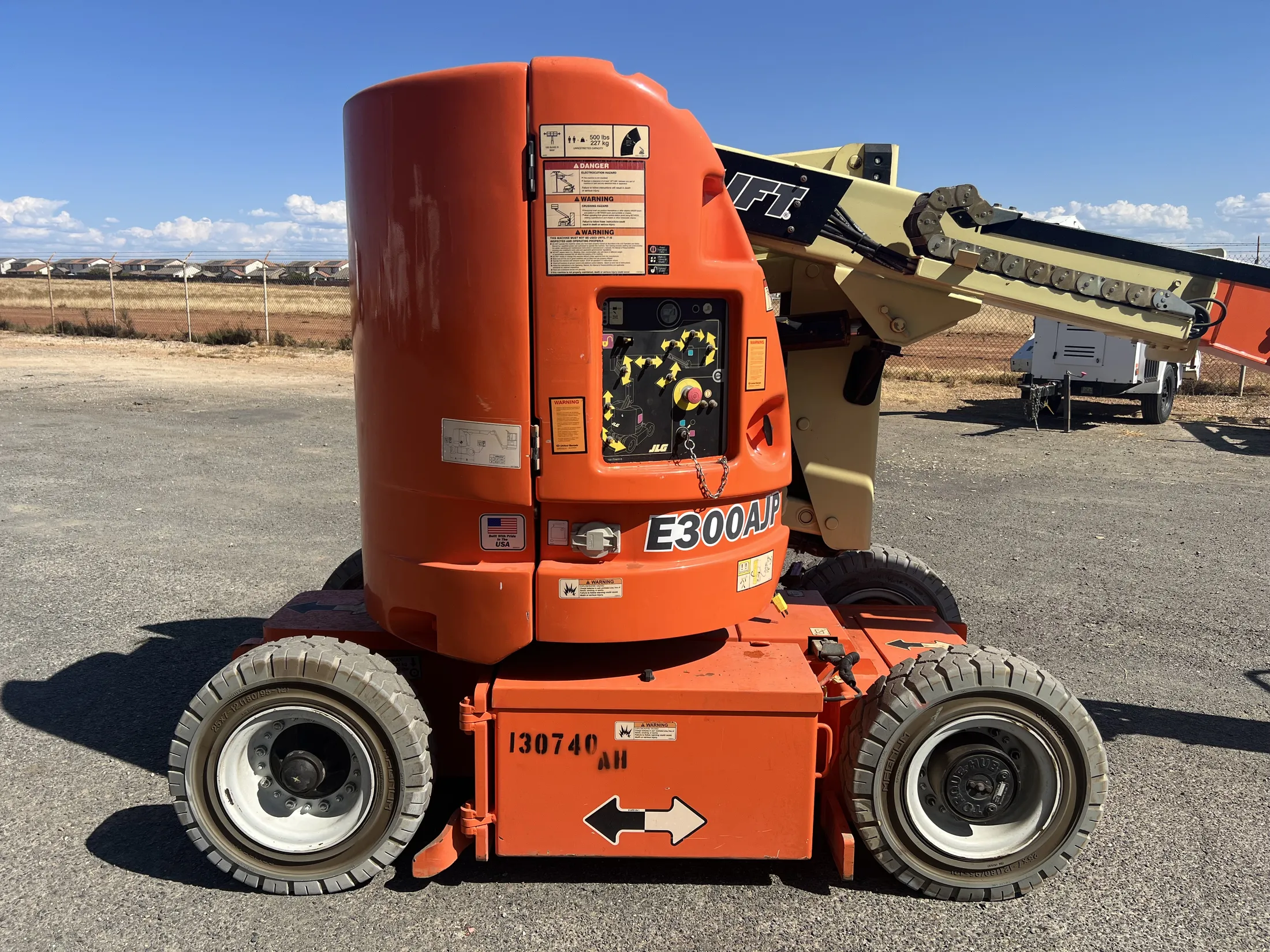 2013 JLG E300AJP — photo 2