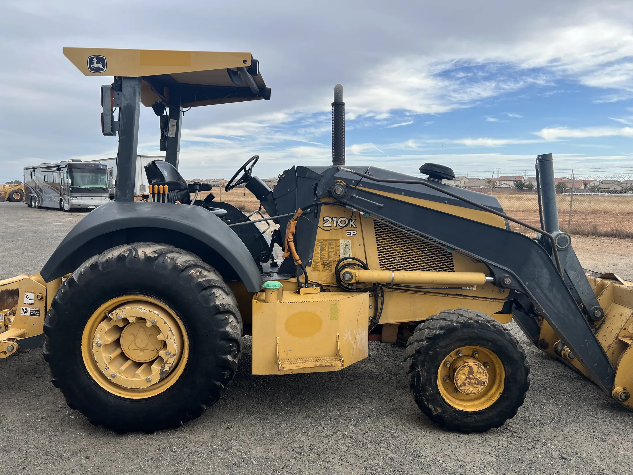2012 John Deere 210K EP Skip Loader — photo 2